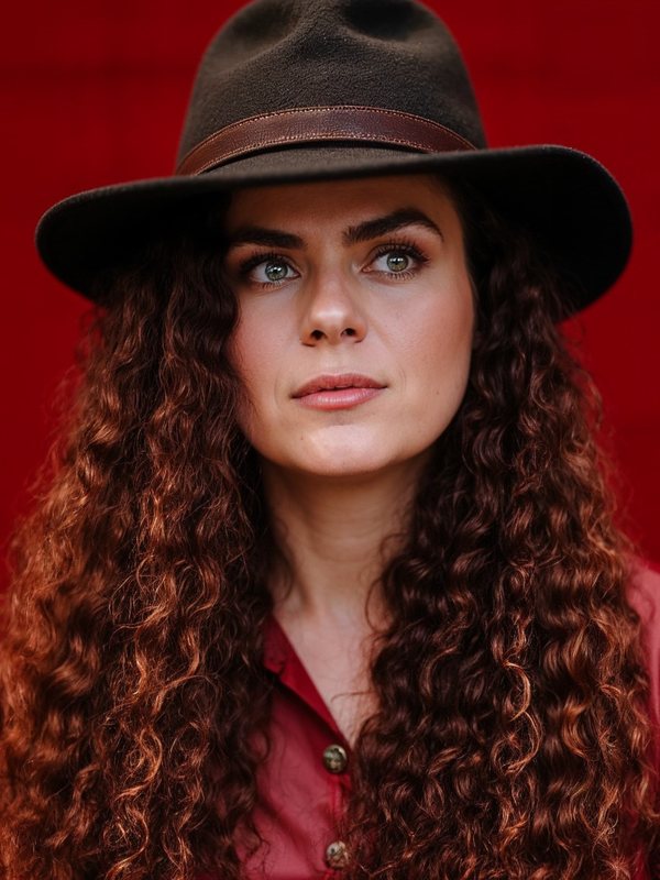 Retrato de Naty Tataendy de chapéu